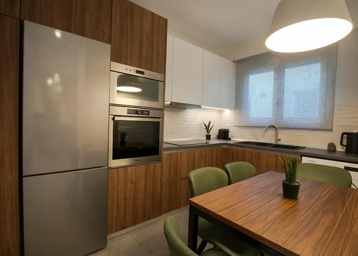 Unique Lee Pham Rhodes City